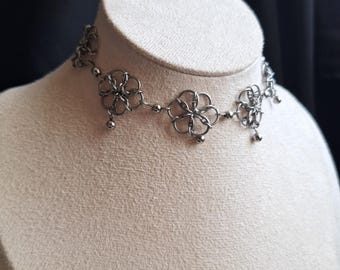 Gargantilla minimalista de malla metálica para el verano. Joyería de estilo gótico. Malla metálica gótica.