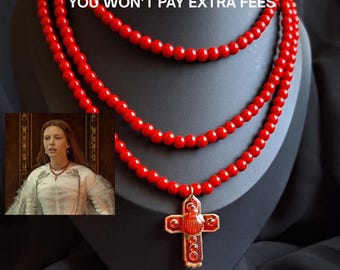 Collar con cruz roja de Frankenstein y un Beatle. Joyería Mia Goth. Colgante de cruz gótica.