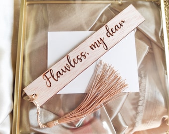 Marcapáginas de madera personalizado: Madera de abeto grabada, con borla. Regalos para lectores.