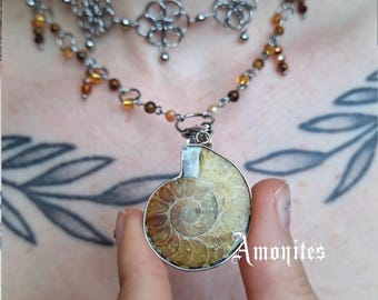 Collar de amonitas. Joyería de malla metálica. Colgante de concha de sirena. Para el verano.