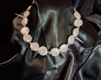 Gothic Pearl Choker voor dames. Dikke ketting met spikes. Middeleeuws. Hypoallergeen.