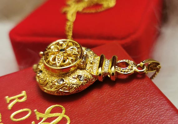 Gold Tone Rojas Necklace Watch, Filigree Crystal Pendant  display picture 3