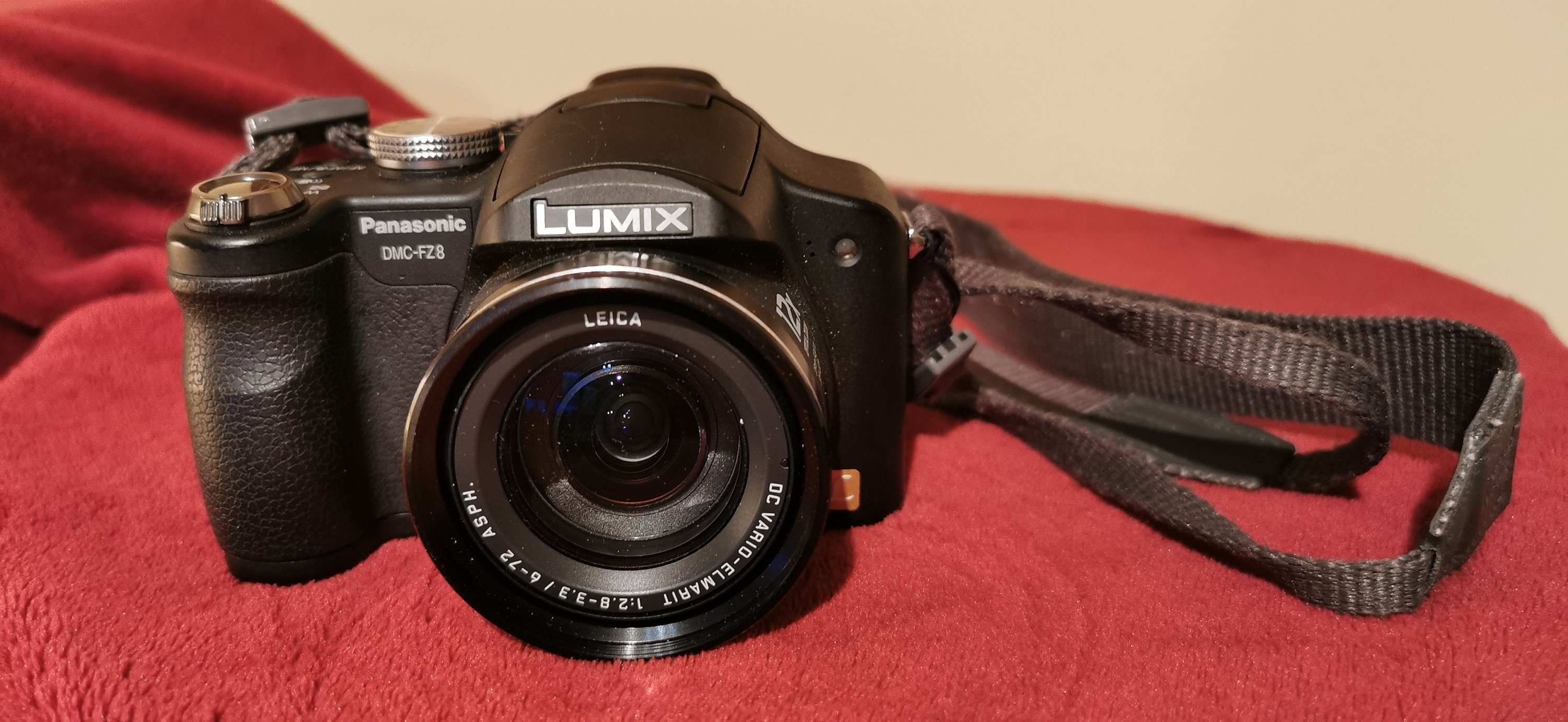 Panasonic Lumix DMC-FZ5 7,2 MP Digital Camera With 12x Panasonic Lumix DMC-FZ5 7,2 MP Digital Camera With 12x