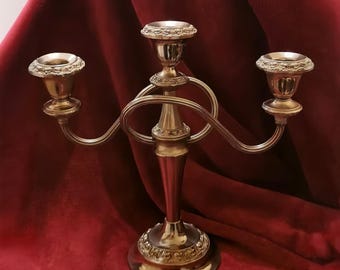 Candelabro vintage a tre bracci placcato in argento – Candeliere decorato con incisioni, realizzato in Inghilterra, elegante design floreale, circa anni '60-'70