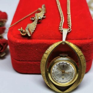 Collar con broche y collar Ilona Swiss Watch vintage: Óvalo chapado en oro, 17 joyas.