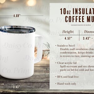 Puede incluir: Taza de café aislada blanca con tapa transparente. La taza mide 4,57 pulgadas de alto y 3,43 a 4,69 pulgadas de diámetro. Está hecha de acero inoxidable con aislamiento de doble pared para mantener las bebidas calientes y resistir el óxido, las manchas y la corrosión. La taza solo se puede lavar a mano.