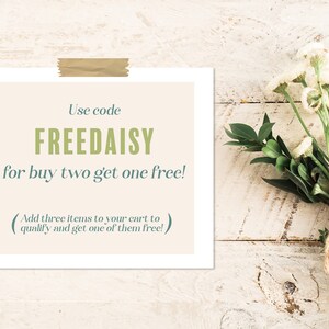 Może przedstawiać: Biała karta z brązową taśmą u g&oacute;ry, z tekstem "Użyj kodu FREEDAISY, aby kupić dwa i otrzymać jeden gratis! (Dodaj trzy produkty do koszyka, aby zakwalifikować się i otrzymać jeden z nich za darmo!)"