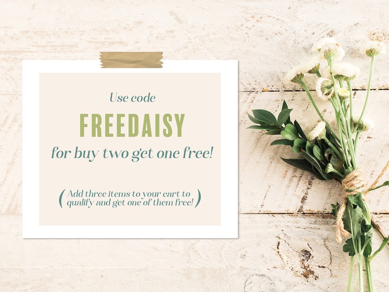 Może przedstawiać: Biała karta z brązową taśmą u g&oacute;ry, z tekstem "Użyj kodu FREEDAISY, aby kupić dwa i otrzymać jeden gratis! (Dodaj trzy produkty do koszyka, aby zakwalifikować się i otrzymać jeden z nich za darmo!)"