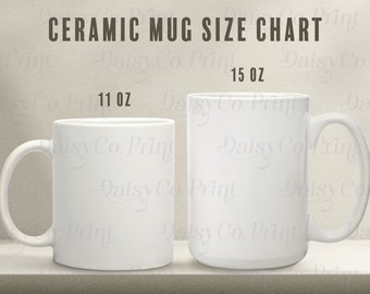 Pode incluir: Duas canecas de cerâmica branca, uma de 11 onças e outra de 15 onças, sobre uma superfície marrom claro. As canecas estão em branco e prontas para serem personalizadas.