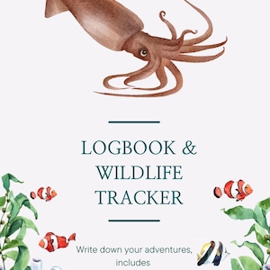 Puede incluir: Ilustración en acuarela de un calamar marrón sobre el texto "LOGBOOK & WILDLIFE TRACKER". La imagen incluye peces de colores y plantas acuáticas. El texto dice "Write down your adventures, includes pre-diving safety check."