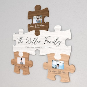 K&ouml;nnte beinhalten: Ein wei&szlig;er und brauner Holzpuzzle-Rahmen mit dem Text "The Waller Family Established November 27, 2017". Der Rahmen hat drei Fotoschlitze mit Bildern von Kindern und ihren Namen.
