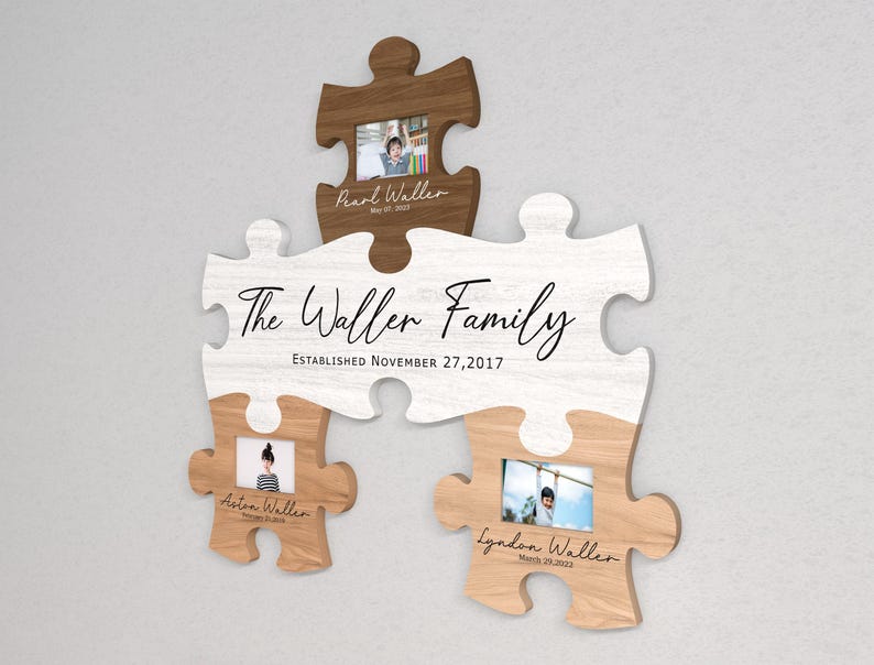 K&ouml;nnte beinhalten: Ein wei&szlig;er und brauner Holzpuzzle-Rahmen mit dem Text "The Waller Family Established November 27, 2017". Der Rahmen hat drei Fotoschlitze mit Bildern von Kindern und ihren Namen.
