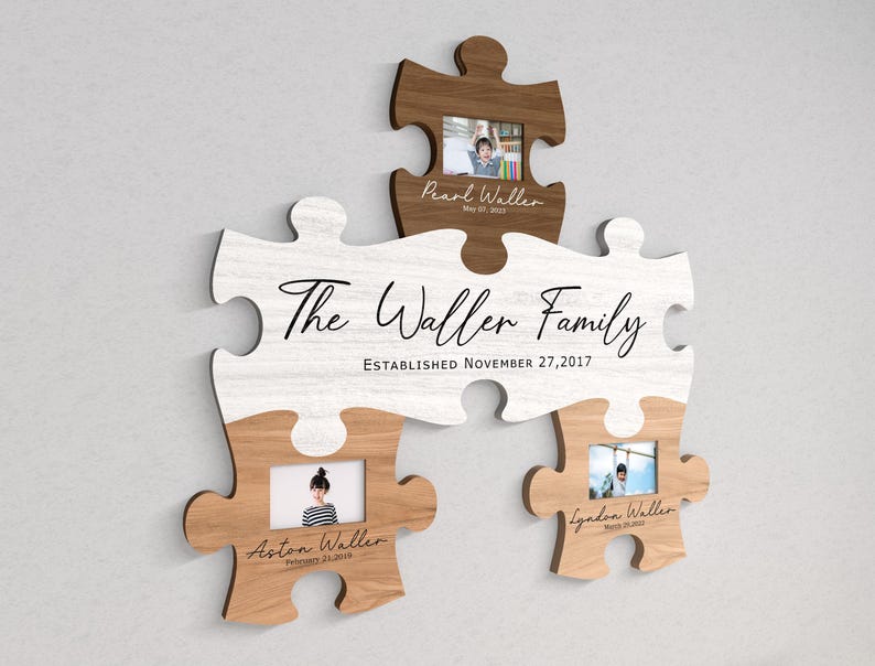 K&ouml;nnte beinhalten: Ein wei&szlig;er und brauner Holzpuzzle-Rahmen mit dem Text "The Waller Family Established November 27, 2017". Der Rahmen hat drei Fotoschlitze mit Bildern von Kindern.