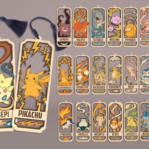 Peut inclure: Une collection de marque-pages rectangulaires en bois présentant des motifs découpés au laser de divers personnages Pokémon. Chaque marque-page affiche un personnage spécifique, comme Pikachu, Togepi ou Gengar, avec des éléments thématiques et son nom imprimé en bas.