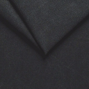 Peut inclure: Gros plan sur un tissu gris foncé avec un tissage texturé. Le tissu est plié, créant des ombres et mettant en valeur la texture du matériau. L'aspect général est une couleur unie et neutre, adaptée à divers projets textiles.