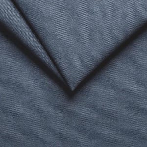 Könnte beinhalten: Nahaufnahme eines gefalteten, dunkelblauen Stoffes. Der Stoff hat eine strukturierte Oberfläche mit einem sichtbaren Muster. Die Falten erzeugen Schatten und Lichtreflexe, die Tiefe verleihen. Der Stoff scheint ein strapazierfähiges Material zu sein, möglicherweise Canvas oder ein ähnliches Textil.