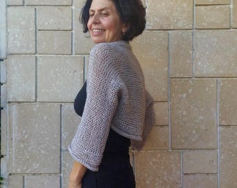 Handgemaakt gebreid bolerovest van alpacamix: elegante beige bolero
