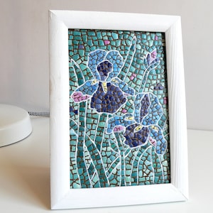Mosaico de cáscara de huevo con lirios azules y morados, regalo único hecho a mano en cartón rectangular, marco de madera blanca reciclada, belleza texturizada para cualquier hogar