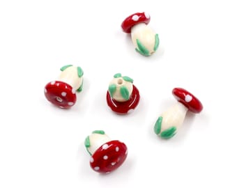 Ręcznie robiony koralik z grzybka ze szkła Murano, zawieszka muchomor z lampworku, grzyb z lampworku, zawieszka z bajki, sztuka z grzybem z Murano, biżuteria leśna
