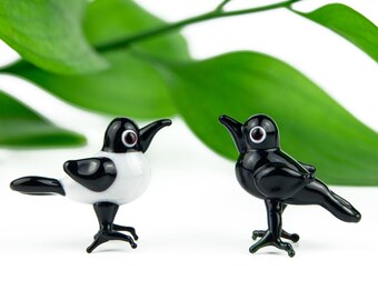 Malutka szklana figurka kruka, miniaturowa dekoracja z czarnym ptakiem, ręcznie robiona mała figurka kruka, gotycka ozdoba kolekcjonerska w kształcie zwierzęcia