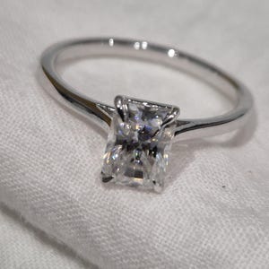 Anillo de compromiso solitario con diamante de moissanita de 1,00 quilates: joyería nupcial minimalista
