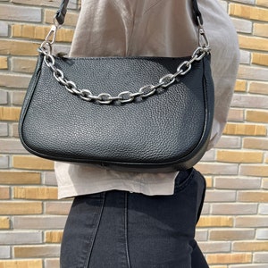Black leather shoulder bag with chain Stylish shoulder bag for women Fashionable accessory with silver link chain removable strap