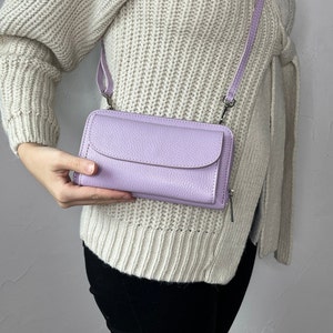 Bolso de piel color morado pastel, elegante cartera de piel con correa, clutch de alta calidad, funda para móvil, moderno, bolso bandolera o de hombro.