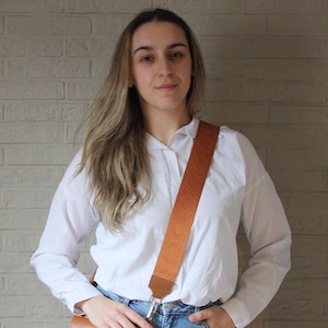 Taschengurt für Ledertasche in Cognac , edler Gurt aus Rindsleder und Stoff mit silbernem Metallkarabiner , Modisch , Hochwertig , Langlebig