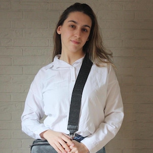 Alça de ombro preta para bolsas, larga e confortável. Perfeita para bolsas de mão, bolsas transversais e bolsas de ombro. Alça elegante com estampa.