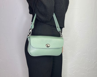 Hochwertige Clutch in grün , edle Handtasche mit Schultergurt bzw. Crossbodygurt , langlebiges & modisches Accessoire , Taschengurt