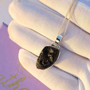 Colgante de moldavita cruda, colgante hecho a mano, colgante de plata 925, colgante de piedras preciosas, colgante de moldavita natural, colgante de cadena minimalista delicado