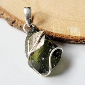 Echter Moldavit-Anhänger, 925er Massivsilberanhänger, natürliche Moldavit-handgefertigte Anhänger, authentischer tschechischer Moldavitstein-Anhänger, Anhänger