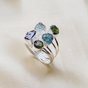 Anillo de varias piedras, granate, peridoto, aguamarina neón y moldavita, anillos de aniversario, anillos de plata 925, anillo para mamá, anillo de promesa, anillo para ella