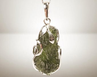 Authentic Moldavite stone pendant, healing Moldavite stone, 925 silver handcrafted pendants, Spiritual gemstone pendant, Moldavite Necklaces