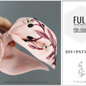 Op de afbeelding: Een roze hoofdband met een geborduurd bloemenmotief. De hoofdband is in een knoop geknoopt en heeft rechts in de afbeelding de tekst DIY+PATTERNS en VINGERT. De tekst FULL SEWING-EMBROIDERY TUTORIAL PDF+VIDEO is ook zichtbaar.
