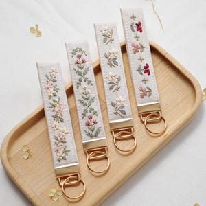 DIY - Llaveros de pulsera bordados - Videotutorial + patrones en PDF. 4 diseños. Ideal para principiantes.