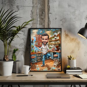 Op de afbeelding: Een digitale schildering van een karikatuur van een man in een koffiehuis. Hij draagt een wit shirt en een blauwe jeans en houdt twee kopjes koffie vast. Er zit een kat op de vloer op de achtergrond.