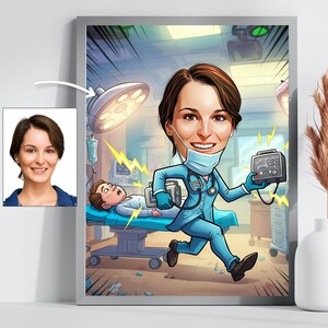Pode incluir: Uma impressão emoldurada de desenho animado retrata um médico de uniforme azul correndo para um paciente em um ambiente hospitalar. O médico está segurando um dispositivo médico, com raios ilustrando a urgência. Uma foto menor de uma mulher está no canto.