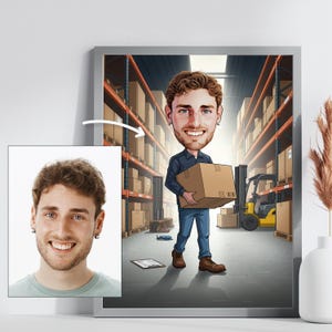 Puede incluir: Una ilustración de dibujos animados de una persona trabajando en un almacén. La persona está sosteniendo una caja de cartón y lleva pantalones vaqueros azules y una camisa azul oscuro. El almacén está lleno de estanterías y cajas.