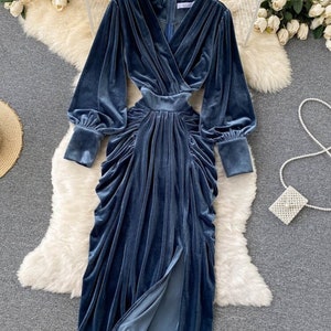 Robe longue drapée en velours bleue élégante