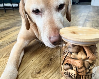 Hunde Leckerli Glas mit Name | Personalisierte Glashaustierglas mit Bambusdeckel | Welpen Geschenk | Hund Leckerli Behälter