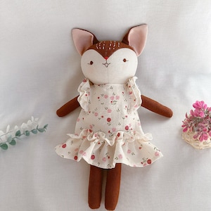 Poupée renard faite main, renard avec robe à fleurs pour bébé, cadeau de Noël pour fille, peluche chevreuil en tissu, poupée baby shower, poupée pour nouveau-né