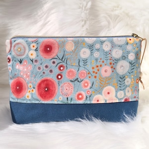 XL Kulturbeutel mit Innenfach Kosmetiktasche Einzelstück Blumen blau Handarbeit Kunstleder