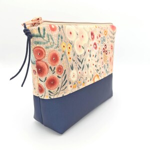Kosmetiktasche Blumen Kunstleder blau handmade Einzelstück