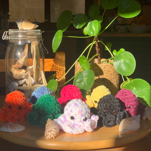 Mini pieuvres au crochet avec du fil chenille fait main