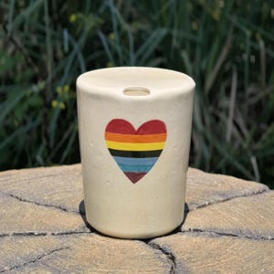 Keramische reismok met regenboogmotief en hartje, keramische meeneemmok, keramische drinkbeker, keramische reisbeker, verjaardagscadeau voor een vriend(in)