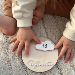 Meilensteinkarte aus Holz & Acryl – Immer wieder beschriftbar! Wolke und Bär, Babyerinnerungen, Fotozubehör, ab dem 1-36 Monat