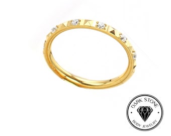 Piercing Anneau clicker en titane PVD Gold. Élégant avec Zircon et Détails de Pyramide. Une combinaison parfaite d'éclat et de style unique.