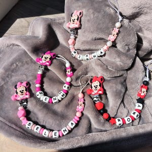 ベビーミニーシリコンおしゃぶりクリップパーソナライズされた赤ちゃんの名前、おしゃぶりクリップ、新生児の出産ギフト、シリコンパール