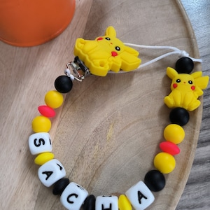 パーソナライズされたピカチュウポケモンおしゃぶりクリップ、出産祝い、赤ちゃんの名前のパーソナライズ、おしゃぶりクリップ、シリコンビーズ